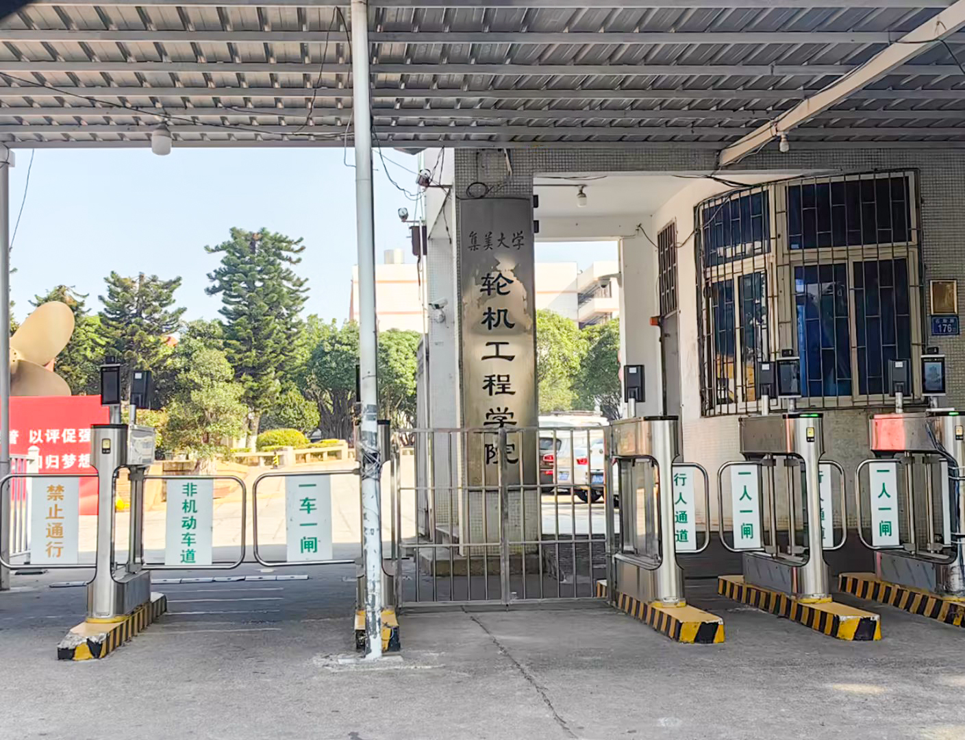 大门口.jpg